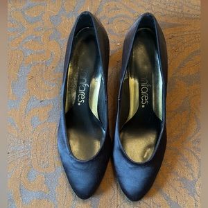Fanfares brand black satin pumps, size 6, has 2 clip of attachments